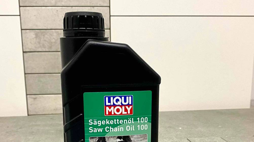 Nahaufnahme des Verschlusses einer Flasche des getesteten Sägekettenöls.