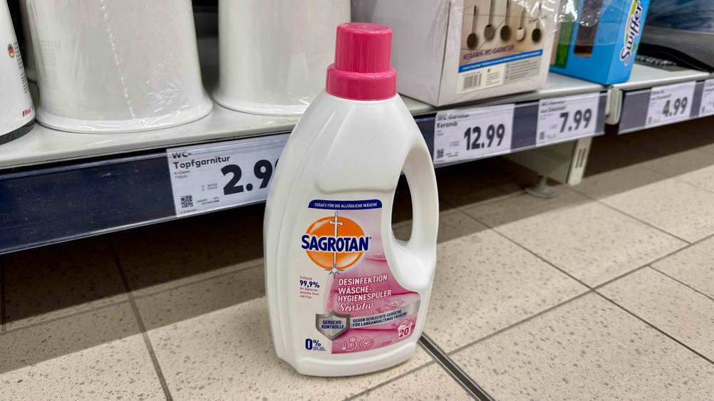 Vor einem Verkaufsregal auf dem Boden steht der Sagrotan-Hygienespüler im Test.