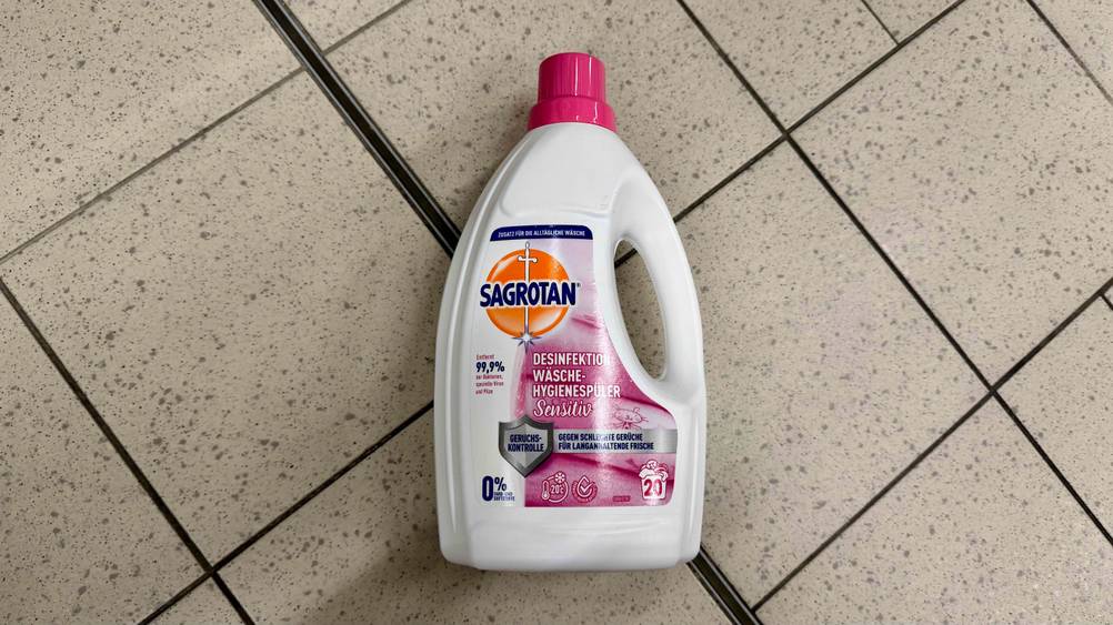 Auf einem Fließenboden liegt der getestete Sagrotan-Hygienespüler.