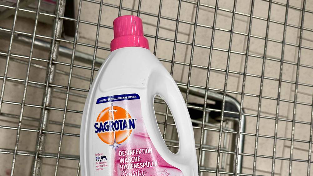 Sagrotan-Hygienespüler getestet: Nahaufnahme der Verpackung mit Logo und Artikelbezeichnung.