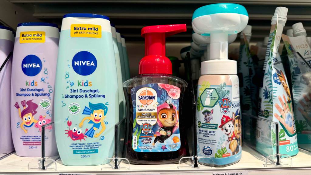 Kinderseifen im Test: Mehrere Spender stehen in einem Verkaufsregal neben Kinderpflegeseifen.