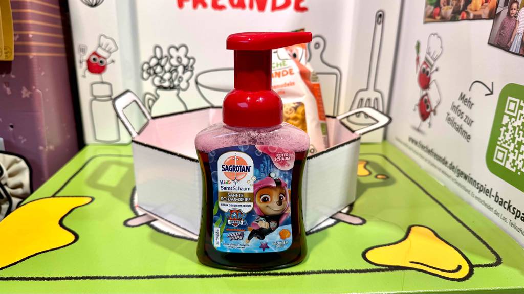 Testen: Eine Kinderseife in der Spenderflasche steht in einem Verkaufsbereich.