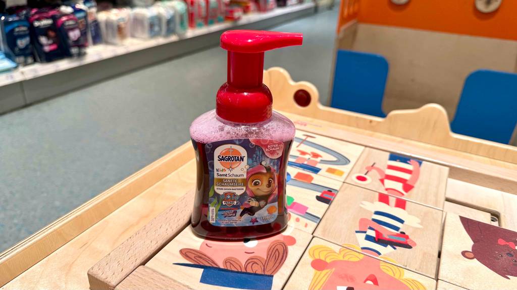 Kinderseifen-Test: Ein Spender steht auf einem Kinderpuzzle aus Holz.
