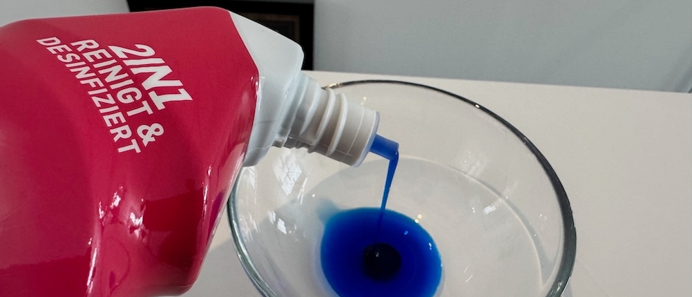 Der Sagrotan-WC-Reiniger Blütenfrische wird in eine Glasschale gegossen.