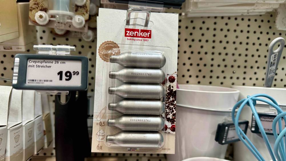 Die getesteten Sahnekapseln in einem Verkaufsregal hängend.