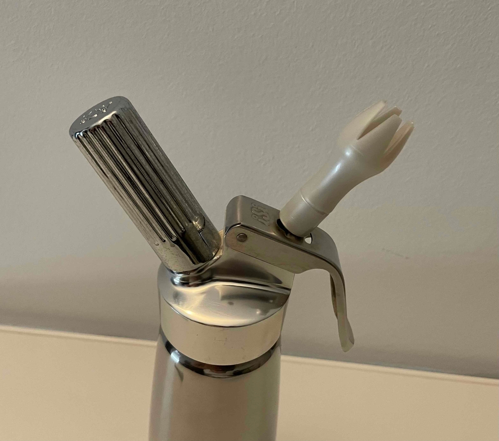 Sahnespender getestet: Nahaufnahme des Sprühkopfes.