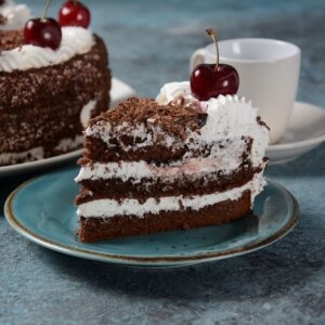 Schwarzwälder Kirschtorte mit Sahne auf einem Teller