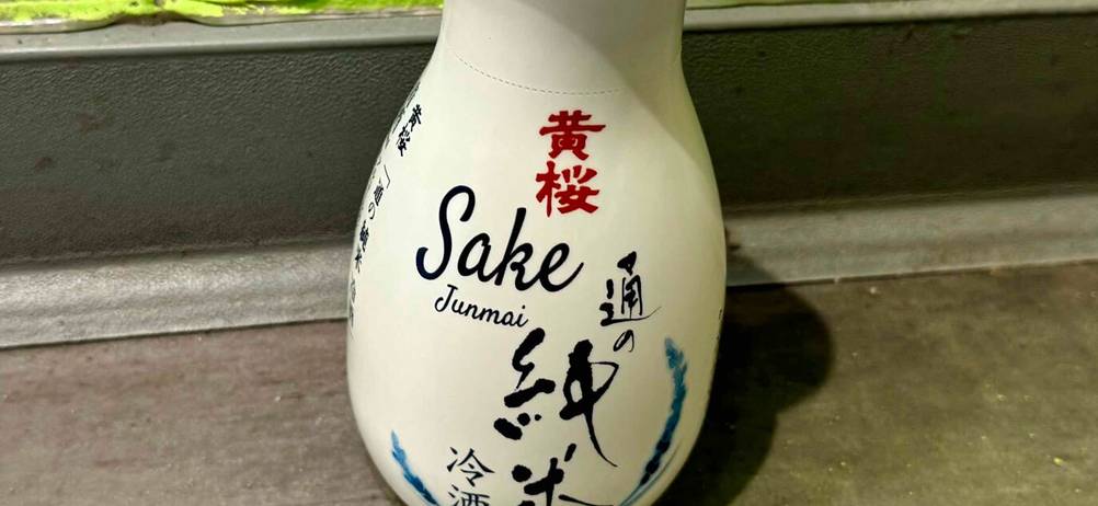 Nahaufnahme der Flasche des getesteten Sake mit Logo.