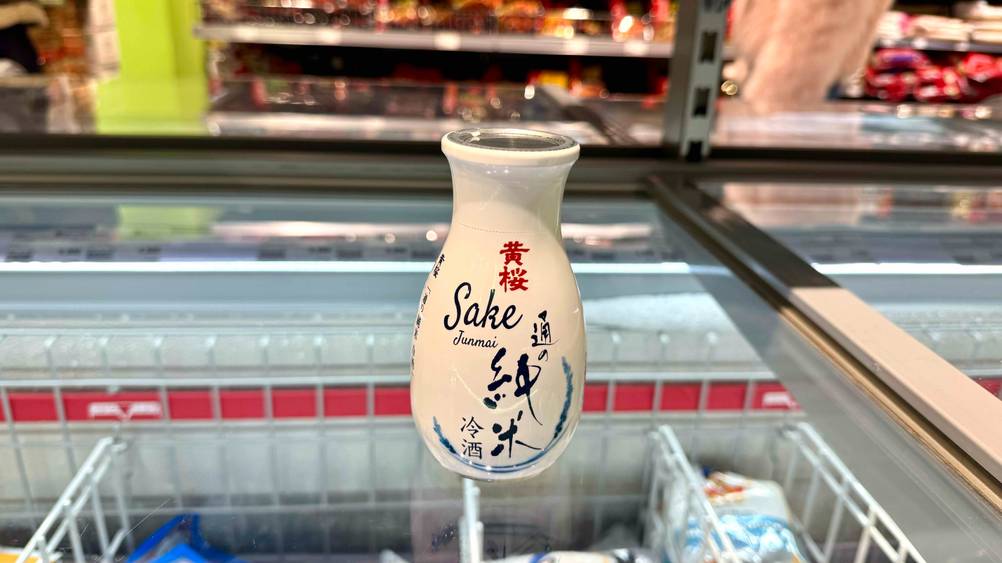 Geteset: Eine Flasche Sake steht auf einem Tiefkühlregal.