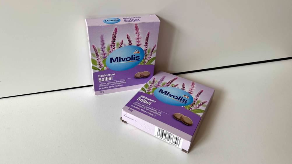 Salbei-Bonbons im Test: Zwei Packungen, eine stehend, eine liegend.