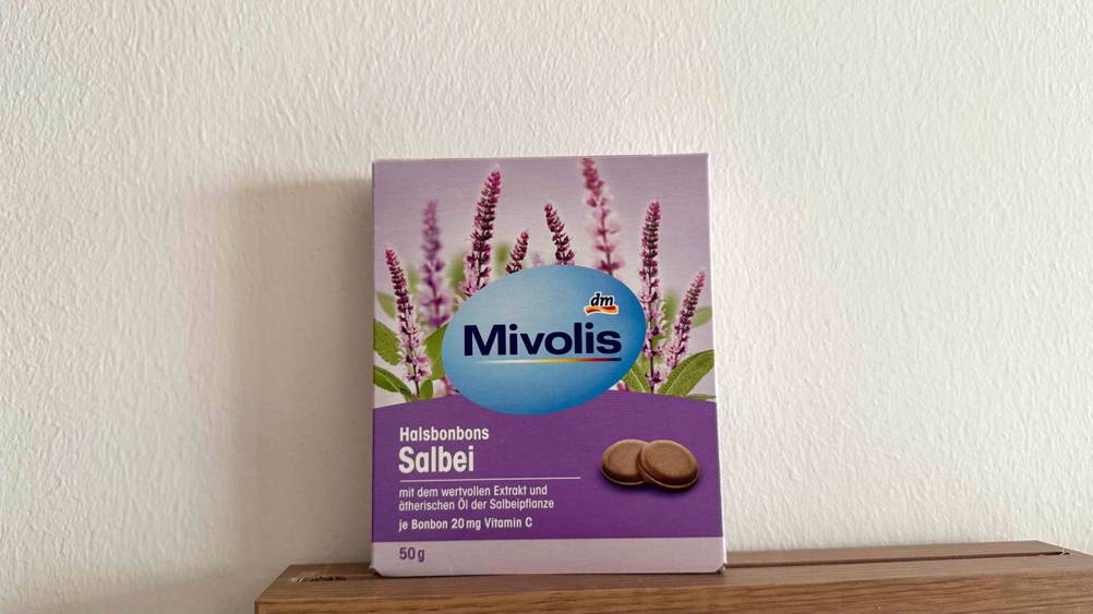 Salbei-Bonbons im Test: Eine Packung lehnt an einer hellen Wand.