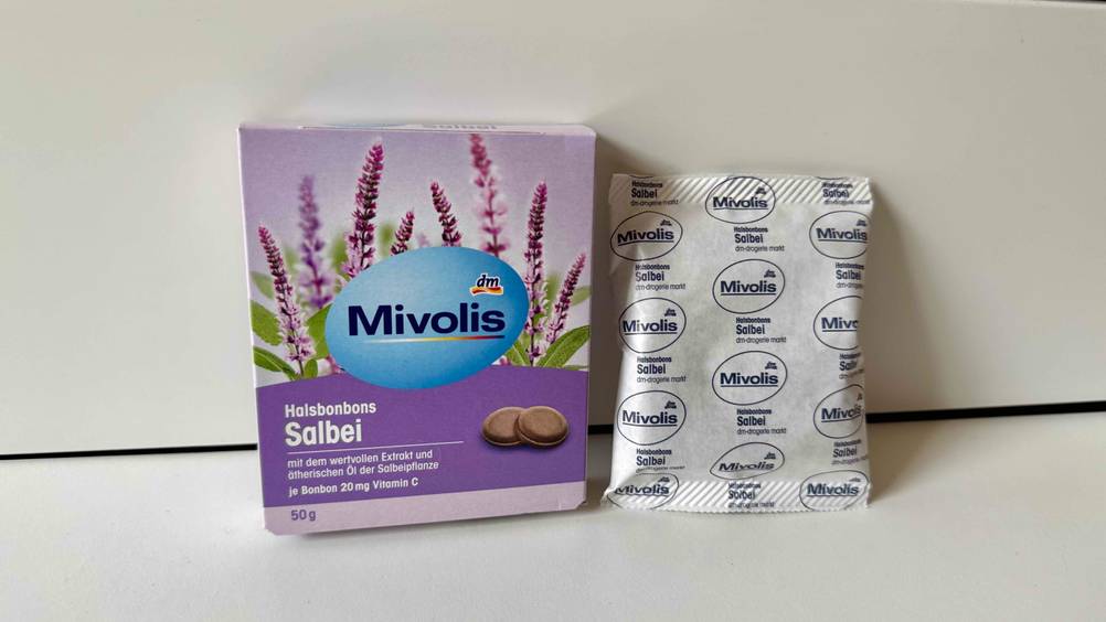 Neben der Verpackung steht eine Tüte mit Salbei-Bonbons im Test.