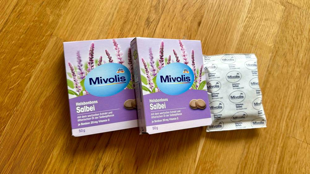 Zwei Packungen der getesteten Salbei-Bonbons nebeneinander auf einer Holzfläche.