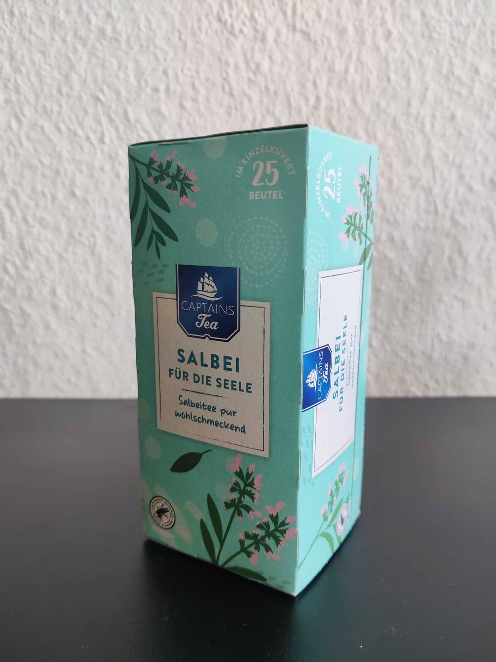 Salbeitee getestet: Eine Packung von schräg seitlich auf einer dunklen Fläche.