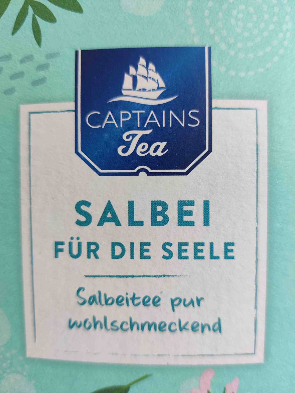 Nahaufnahme des Label auf einer Packung des getesteten Salbeitees.