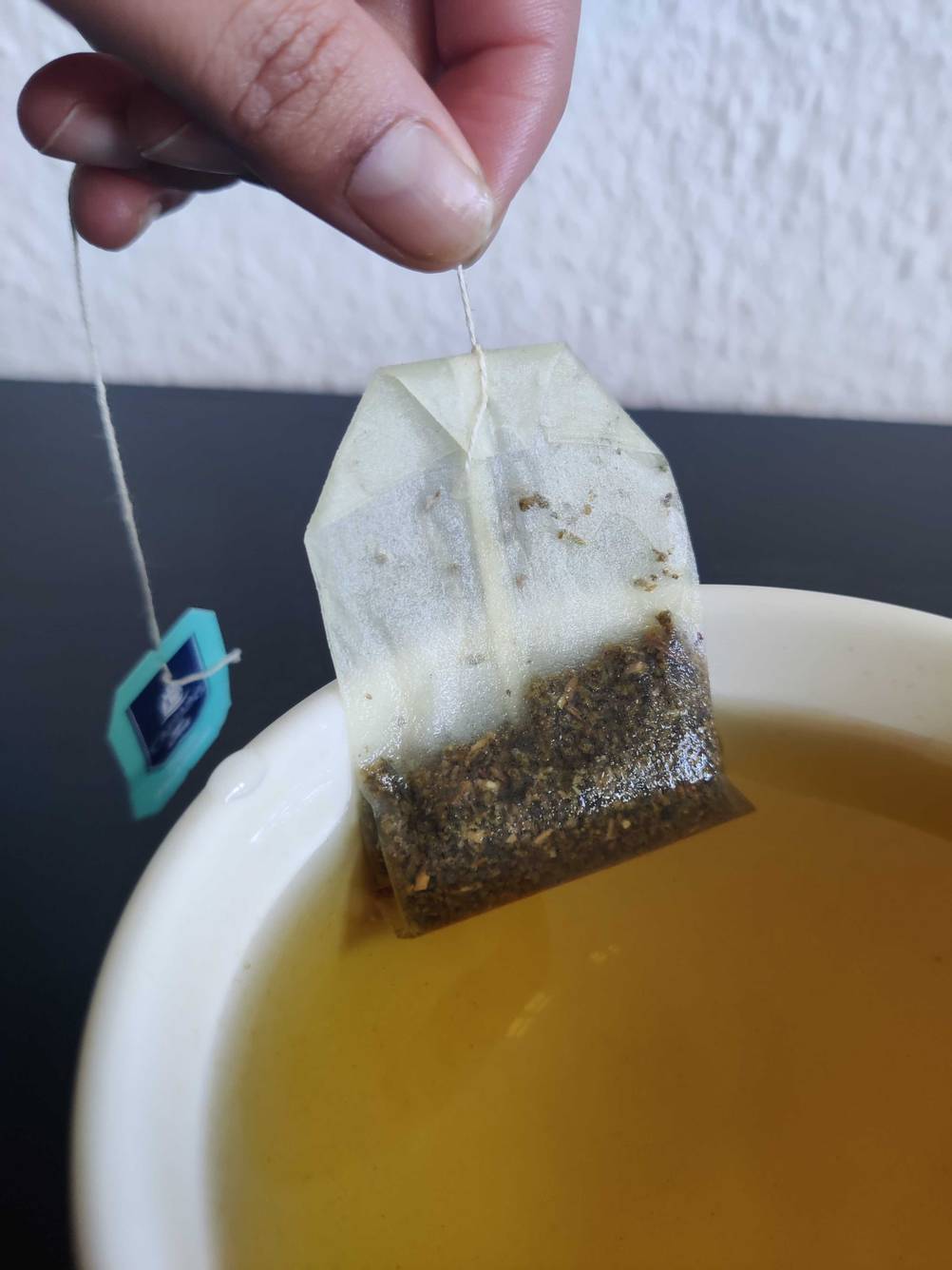 Ein Salbeitee im Test: Ein Teebeutel wird im heißen Wasser gezogen.