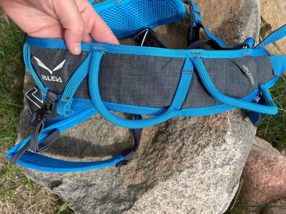 Detailansicht von einem gepolsterten Salewa Klettergurt im Test, der mit blauen Akzenten sowie Schlaufen versehen ist.
