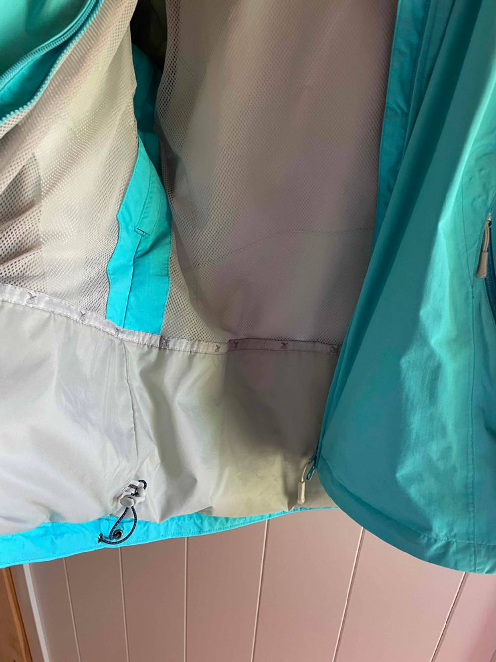 Getestet: Detailansicht des Innenfutters einer Regenjacke für Damen.