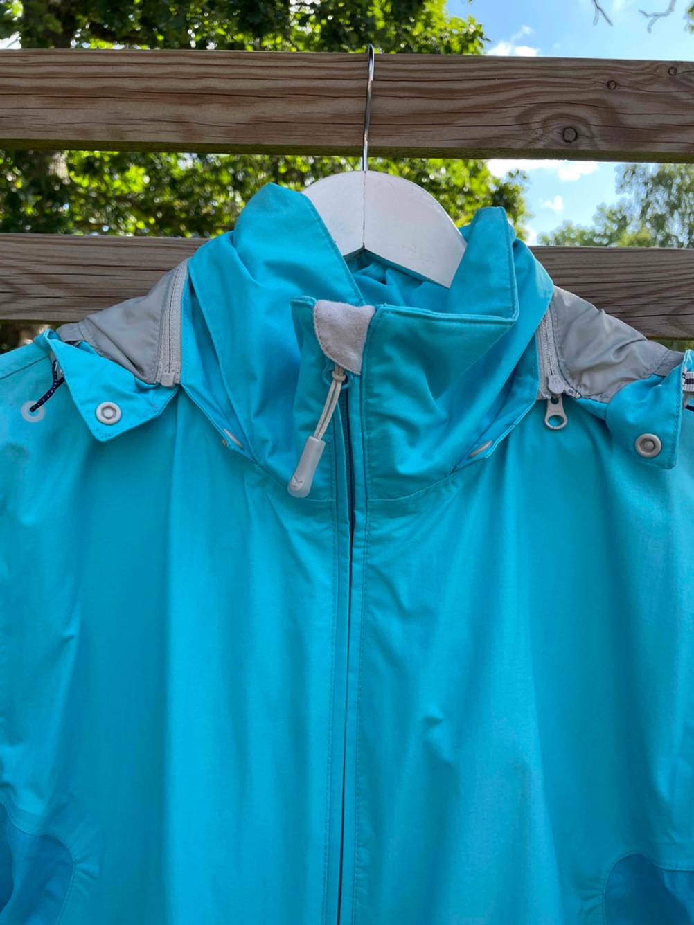 Detailansicht des geschlossenen Kragens einer getesteten Regenjacke für Damen.