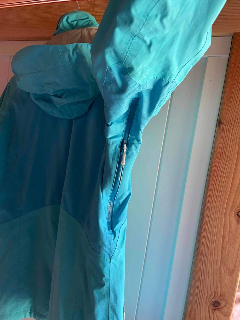 Regenjacke Damen im Test: Blick auf den Reißverschluss unter den Achseln.