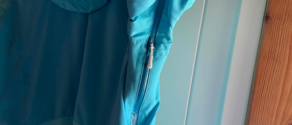 Regenjacke Damen im Test: Blick auf den Reißverschluss unter den Achseln.