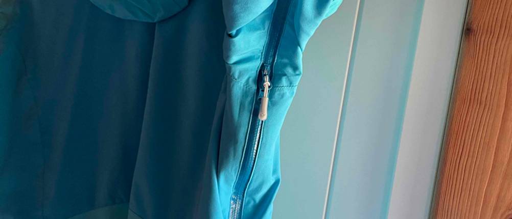 Regenjacke Damen im Test: Blick auf den Reißverschluss unter den Achseln.