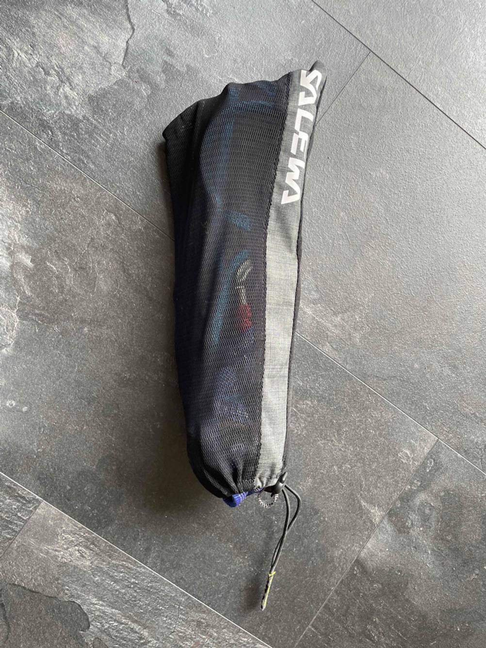 Auf dem Boden befindet sich die Verpackung von einem getesteten Klettergurt der Marke Salewa.