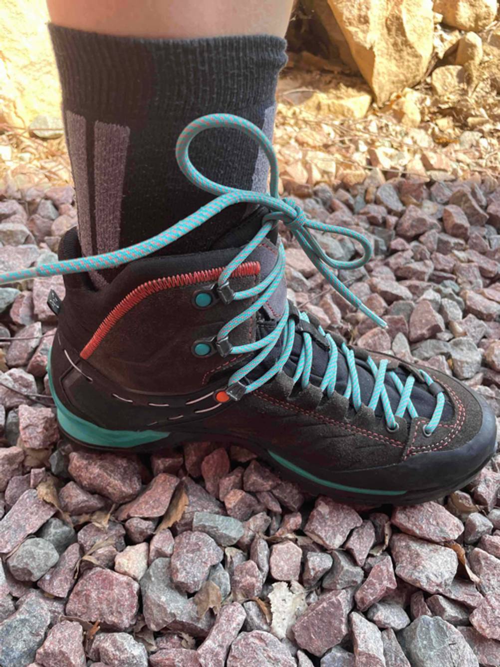 Bergschuh für Damen im Test: Seitenansicht eines Salewa-Bergschuhs für Damen.