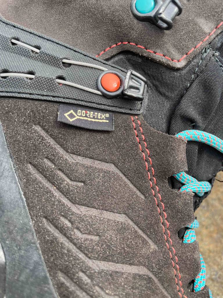 Nahaufnahme des Gore-Tex Labels eines getesteten Bergschuhs für Damen.