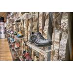 Salewa-Zelt-Test: Ein Salewa-Wanderschuh in einem Laden.