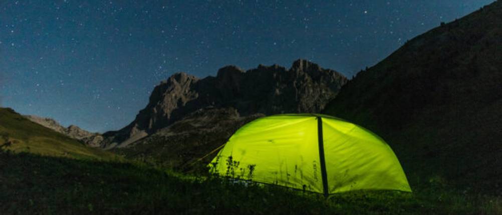 Salewa-Zelt-Test: Ein grünes Zelt unter einem Sternenhimmel. 