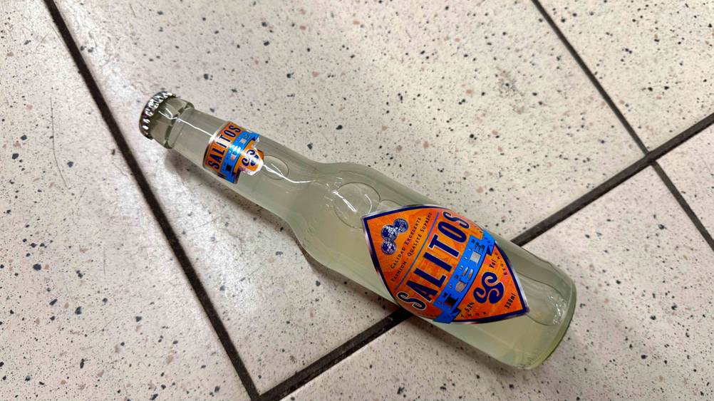 Auf einem Fließenboden liegt eine Flasche des Salitos-Bieres im Test.