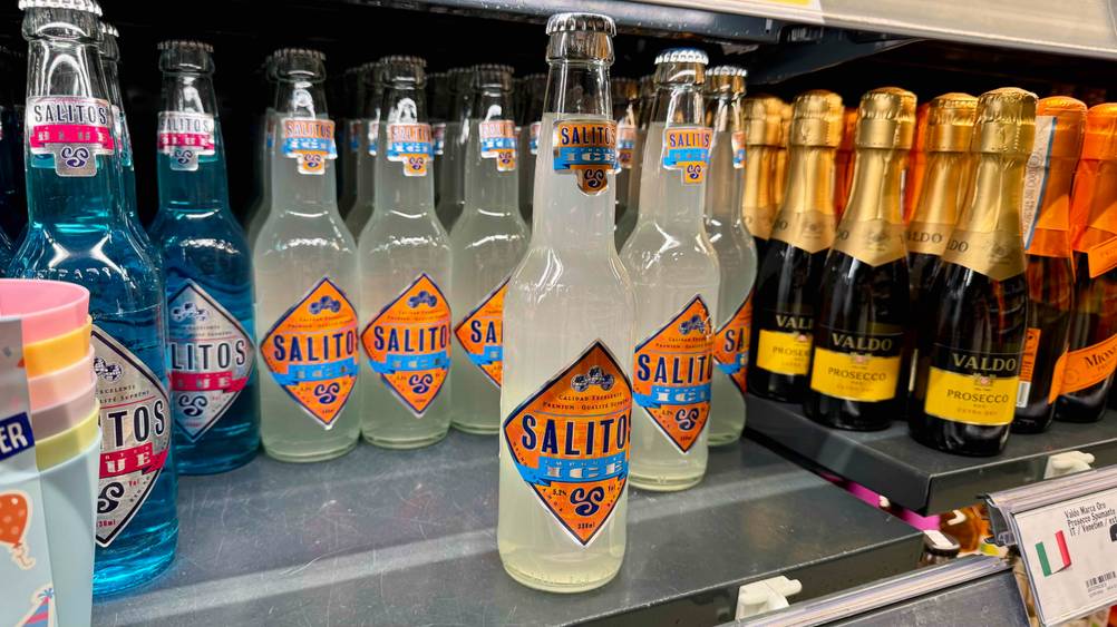 Mehrere Flaschen des getesteten Salitos-Biers in einem Verkaufsregal.
