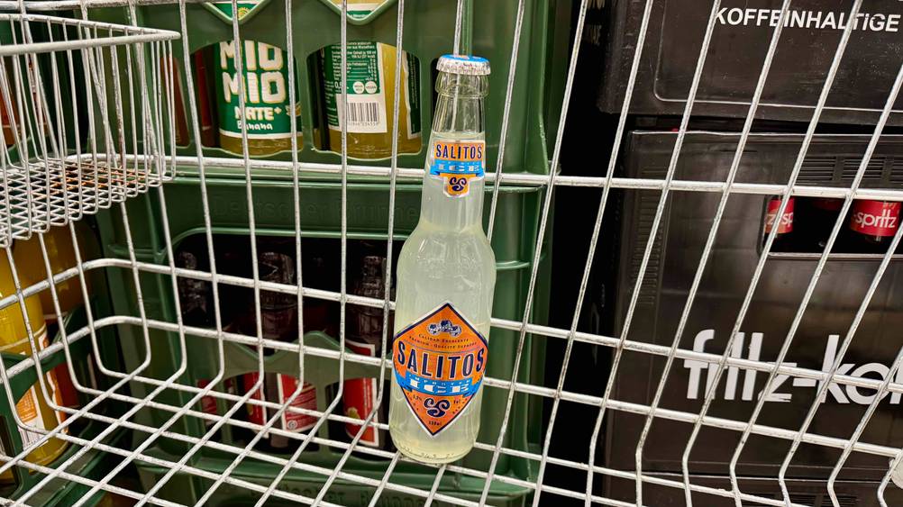 Eine Flasche des getesteten Salitos-Biers in einem Einkaufswagen stehend.