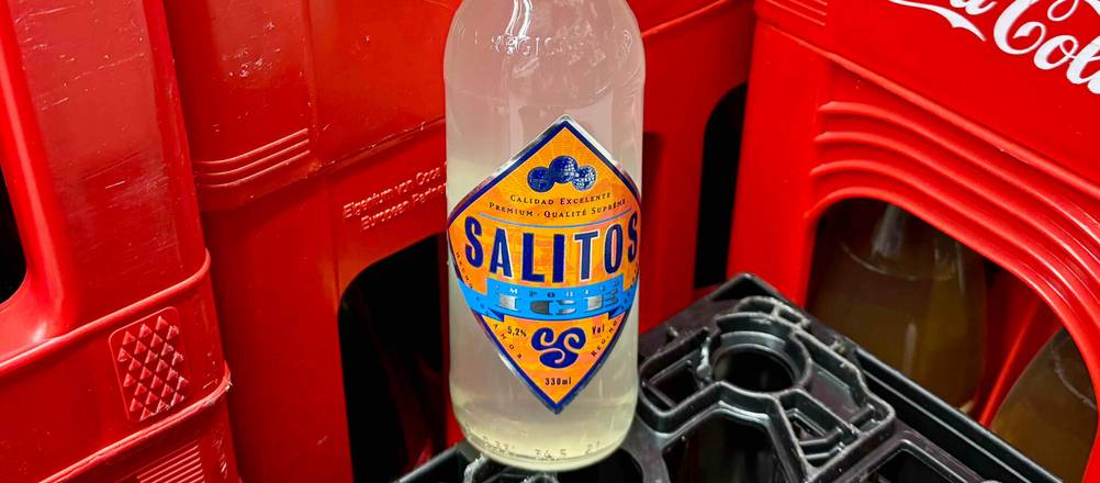 Salitos-Bier getestet: Nahaufnahme des Labels auf der Flasche mit Logo.