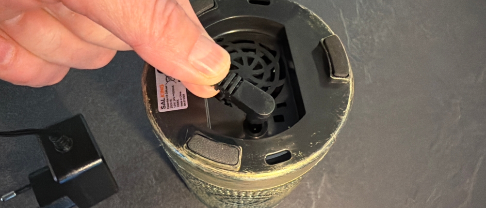 Eine Hand steckt ein Kabel in den Salking ‎SKSD10018