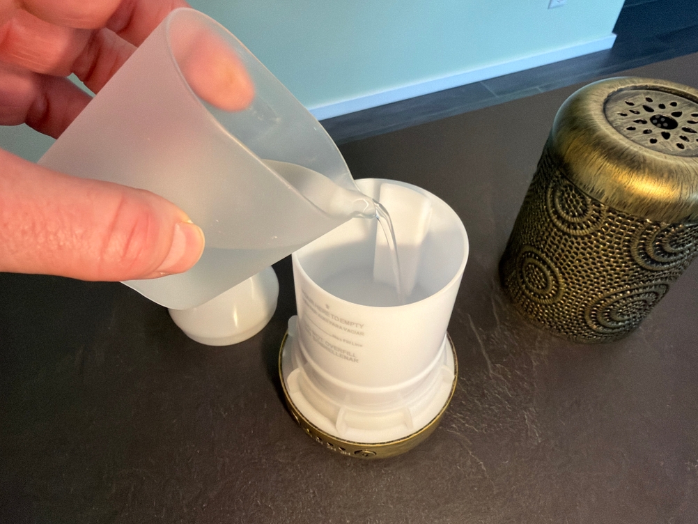 Wasser wird in den Salking ‎SKSD10018 gegossen