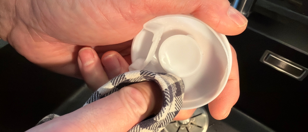 Der Wasserbehälter vom Salking ‎SKSD10018 wird mit einem Lappen ausgewischt