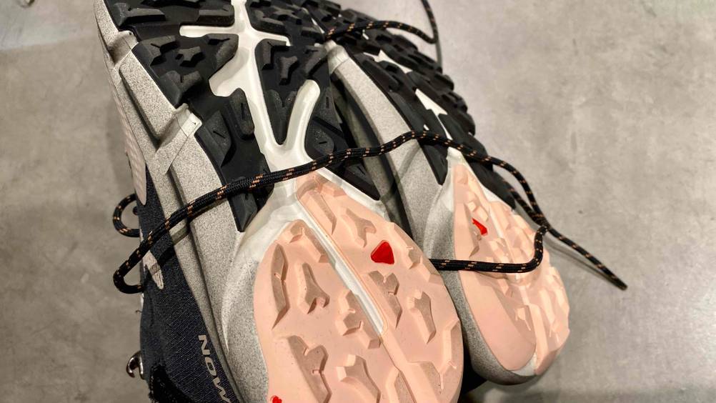 Im Test: Sohle in Nahaufnahme von einem Paar Leichtwanderschuhe für Damen.