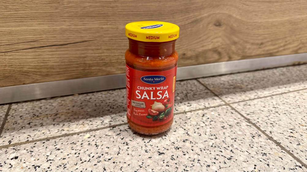 Auf dem Boden vor einer Holzwand steht die Salsa im Test.
