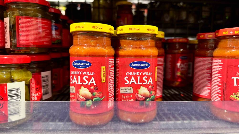 Mehrere Gläser der getesteten Salsa in einem Verkaufsregal.