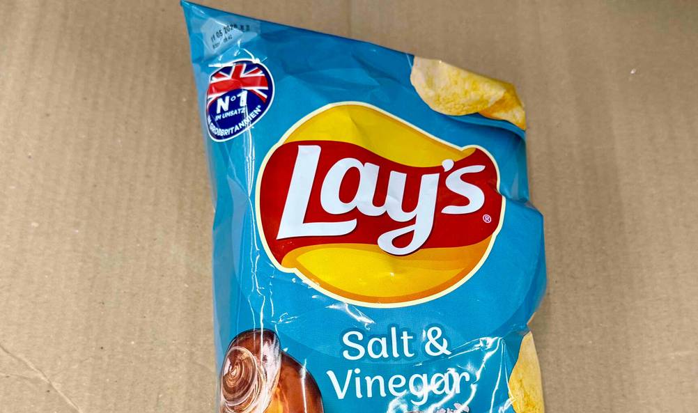 Salt-and-Vinegar-Chips getestet: Nahaufnahme des Logos auf der Verpackung.
