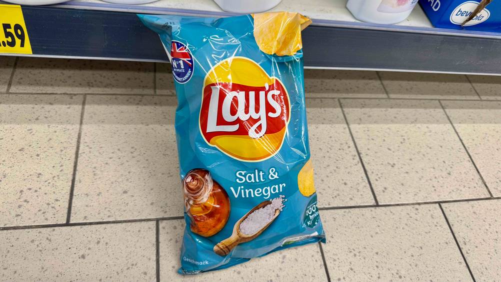 Salt-and-Vinegar-Chips getestet: Eine Packung lehnt an einem Verkaufsregal.