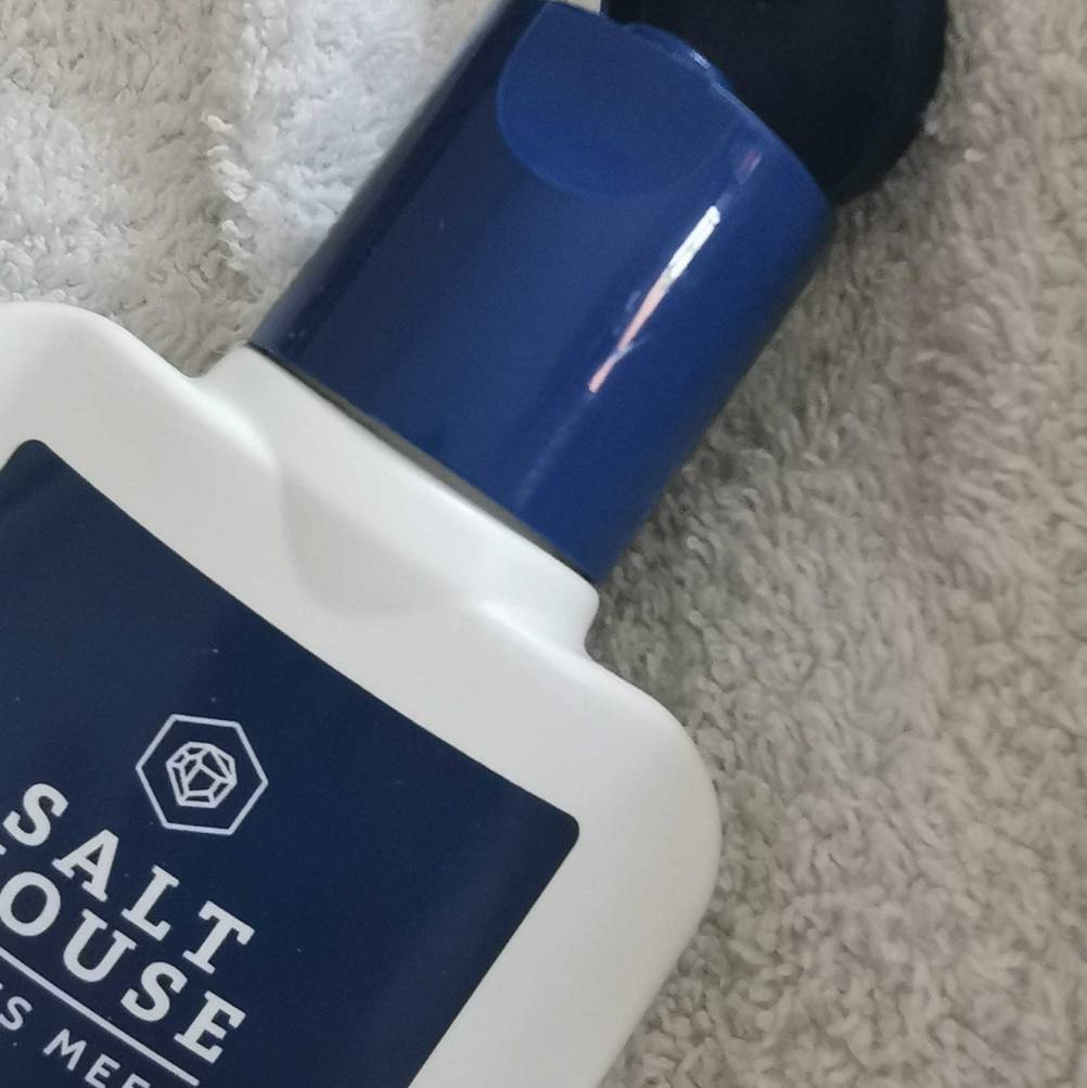 Das Salt House Shampoo liegt auf einem Handtuch.