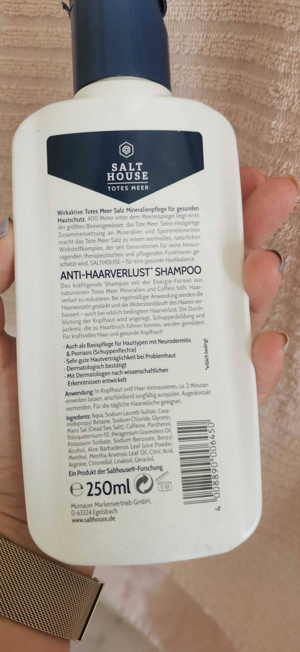 Totes Meer Shampoo im Test: Eine Packung liegt in einer Hand mit sichtbarer Rückseite mit Wirkungs- und Anwendungshinweisen.