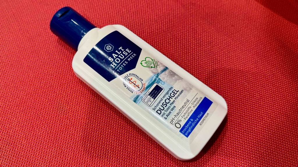 Totes-Meer-Duschgel im Test: Auf der Flasche stehen viele Eigenschaften.