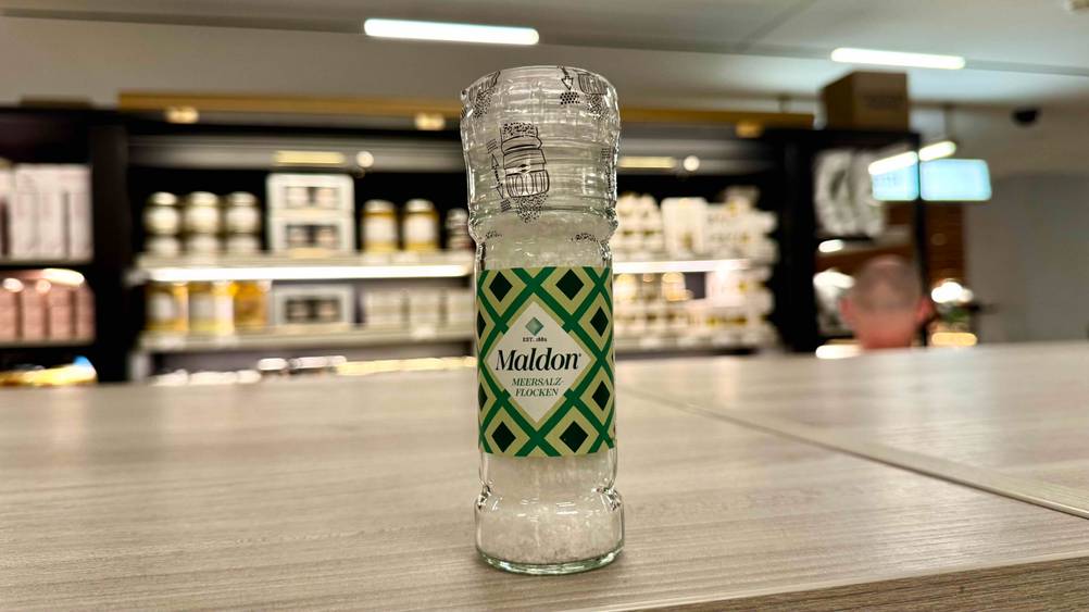Die getesteten Salzflocken stehen auf einem Regal in einem Laden.