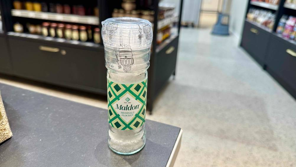 Auf einer Tischkante stehen die getesteten Salzflocken.