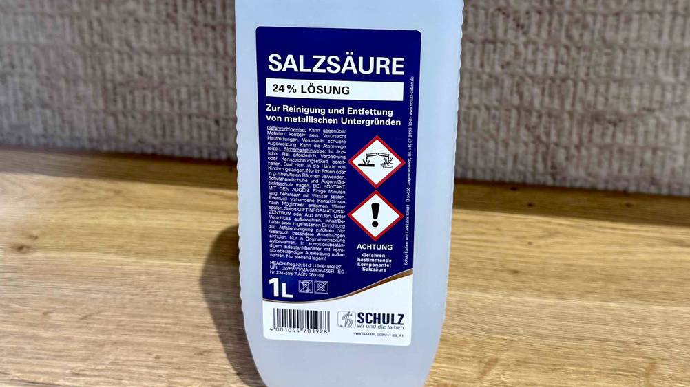 Salzsäure im Test: Nahaufnahme des Labels mit Logo und Informationen.