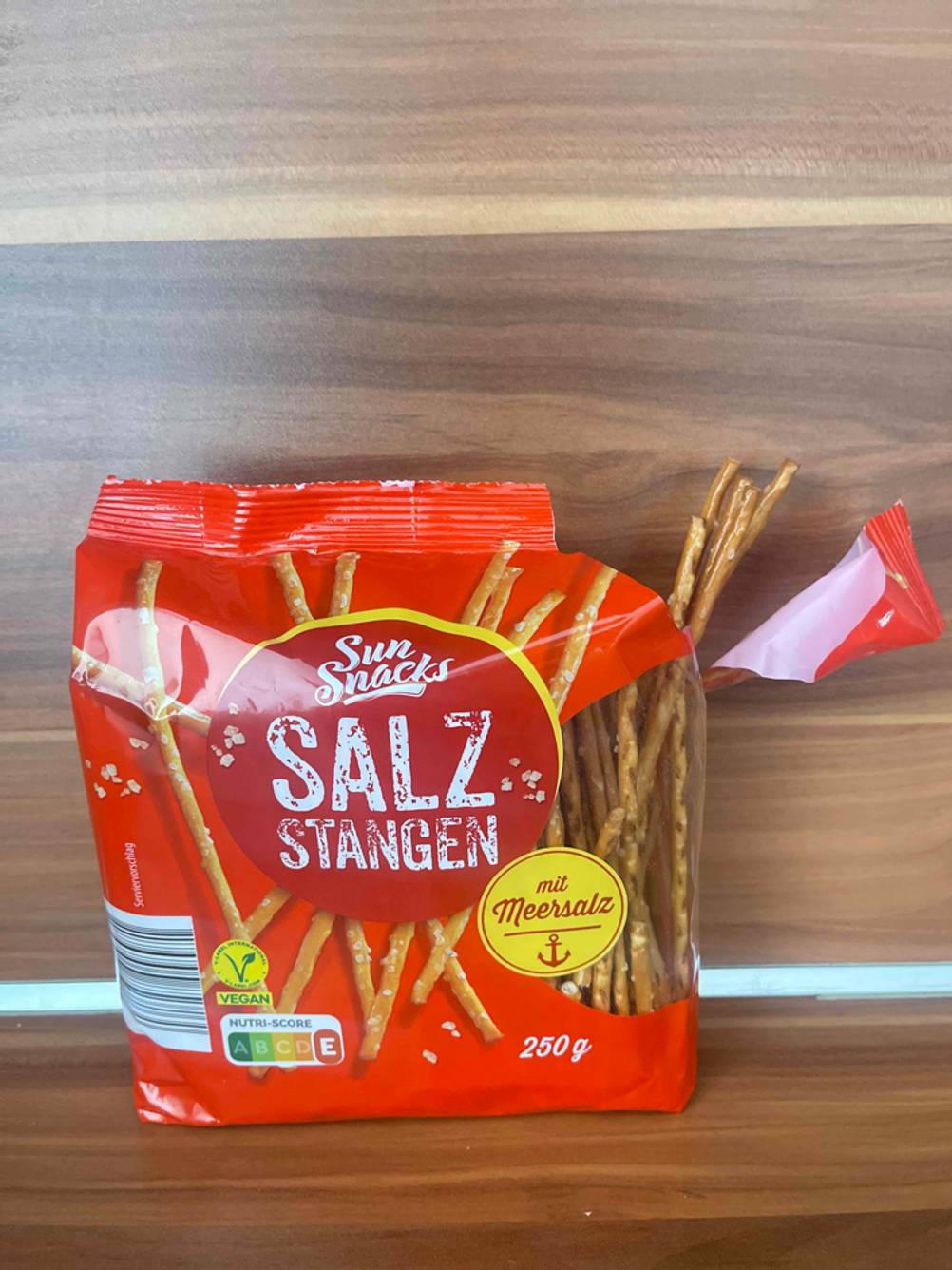 Im Test: Eine Packung Salzstangen ist an der Ecke aufgerissen.